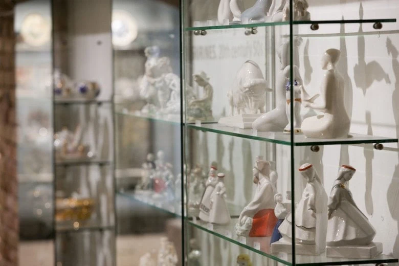 Die Dauerausstellung des Rigaer Porzellanmuseums. Foto: Didzis Grodzs